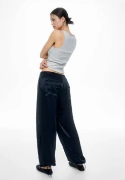 PULL & BEAR Satin Parachute - Broek - Mottled Black 10 PULL & BEAR Satin Parachute - Broek - Mottled Black -Beste Kleding Winkel 01f9e05b2aca4c0aabb6b44b6bfa31fd