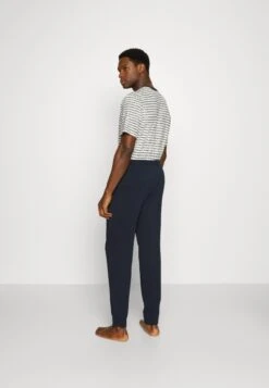 Pier One 2 Pack - Pyjamabroek - Dark Blue/Mottled Light Grey 11 Pier One 2 Pack - Pyjamabroek - Dark Blue/Mottled Light Grey -Beste Kleding Winkel 058df6f0d3f34a2aaf1cb22da08558a8