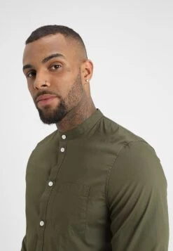 Pier One Muscle Fit Stand- Overhemd - Oliv 11 Pier One Muscle Fit Stand- Overhemd - Oliv -Beste Kleding Winkel 259eaf52e4d4427a96fee394df68933f