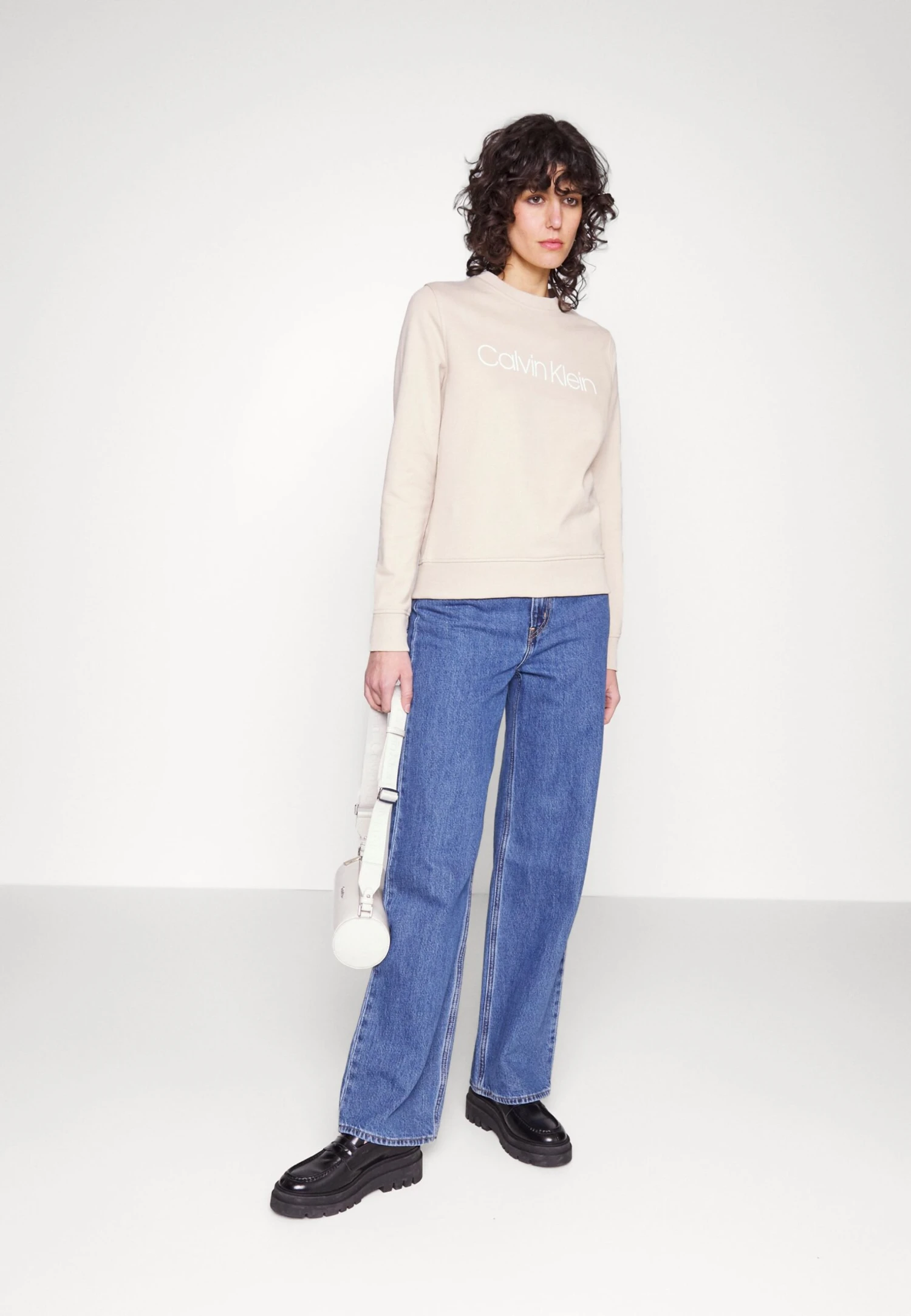 Calvin Klein Core Logo - Sweater - White Clay 4 Calvin Klein Core Logo - Sweater - White Clay - Afbeelding 2