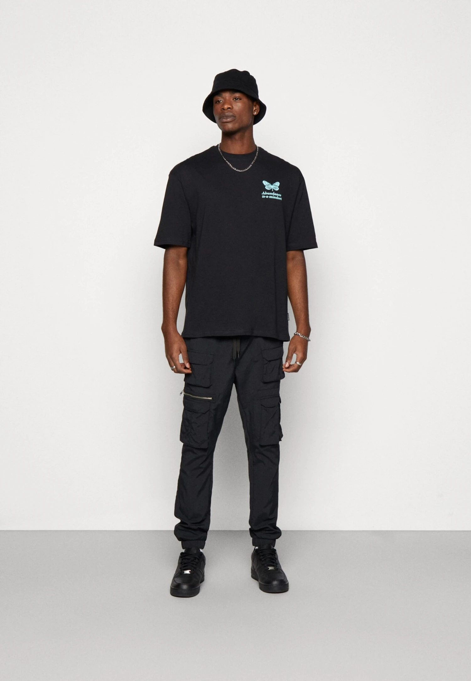 YOURTURN Chest Tee Unisex - T-Shirt Print - 802 - Black 4 YOURTURN Chest Tee Unisex - T-Shirt Print - 802 - Black - Afbeelding 2