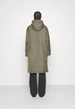 Marc O'Polo Coat Long Padded Fixed Hood Zipper Drawstring Waist - Parka - Olive Crop -Beste Kleding Winkel 6891794f3bf4452a9d6a61ad7079317f