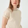 LELA Regular Fit - T-Shirt Print - Stone Colored -Beste Kleding Winkel 8346fb63d7b94e45992733a12f8920a1