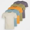 Pier One 5 Pack - T-Shirt Basic - Orange/Dark Blue/Green -Beste Kleding Winkel 90b78c53f04f4dc081666ac8ae3ca1ec