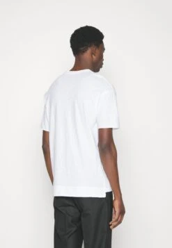 DRYKORN Eros - T-Shirt Basic - White 10 DRYKORN Eros - T-Shirt Basic - White -Beste Kleding Winkel 90f94f7baba2449bb40cda4af00f5de1