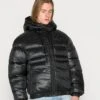 Calvin Klein Jeans Shine Puffer Unisex - Winterjas - Black 2 Calvin Klein Jeans Shine Puffer Unisex - Winterjas - Black -Beste Kleding Winkel 9bce9ed29ba3484d9d9a3151af76d34f