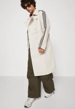 Adidas Originals 3 Stripe Coat Unisex - Trenchcoat - Beige 11 Adidas Originals 3 Stripe Coat Unisex - Trenchcoat - Beige -Beste Kleding Winkel 9bde2a46fb7e4e9dbe6c047bc2d8afdb