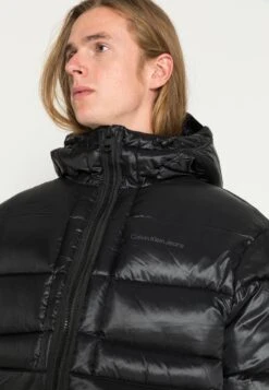 Calvin Klein Jeans Shine Puffer Unisex - Winterjas - Black 11 Calvin Klein Jeans Shine Puffer Unisex - Winterjas - Black -Beste Kleding Winkel a77efa4c84354861b7bb2861112bbb06