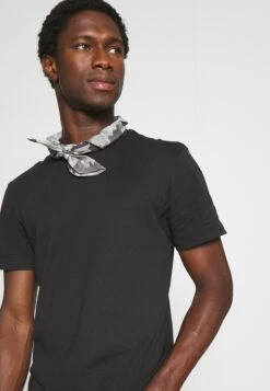 Pier One 3 Pack - T-Shirt Basic - Black/Mottled Dark Grey/Bordeaux -Beste Kleding Winkel ae9b9691c10949c5b4edc17929f8c13a