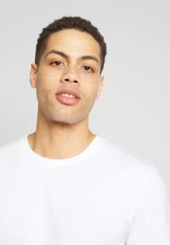 Pier One 3 Pack - T-Shirt Basic - White/Dark Blue/Red -Beste Kleding Winkel bb58520a3fdd4addbd204975d9a479ed