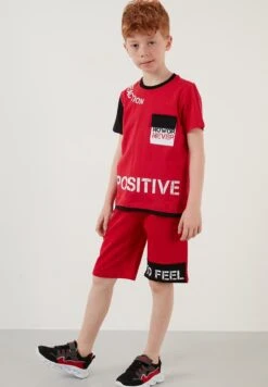 LELA Regular Fit T-Shirt And Shorts - Trainingspak - Red/Black -Beste Kleding Winkel c0d31351d06b49fbba11b2546918e6fe