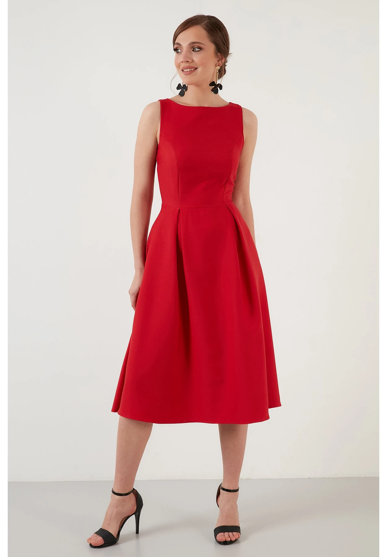 LELA Crew Neck Pleated Midi - Cocktailjurk - Red 5 LELA Crew Neck Pleated Midi - Cocktailjurk - Red - Afbeelding 3