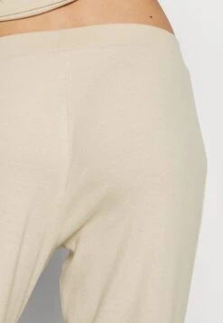 Anna Field Pyjama - Off-White 16 Anna Field Pyjama - Off-White -Beste Kleding Winkel d12046b5d132415aa9645e8d17980ce0