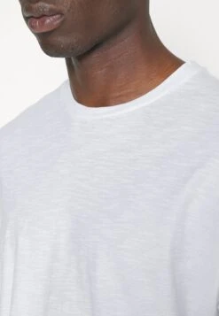 DRYKORN Eros - T-Shirt Basic - White 13 DRYKORN Eros - T-Shirt Basic - White -Beste Kleding Winkel d39c06f4781743448f30018aac51f288