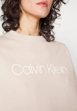 Calvin Klein Core Logo - Sweater - White Clay 11 Calvin Klein Core Logo - Sweater - White Clay -Beste Kleding Winkel e2fb8b80416444bc975899181f11277c